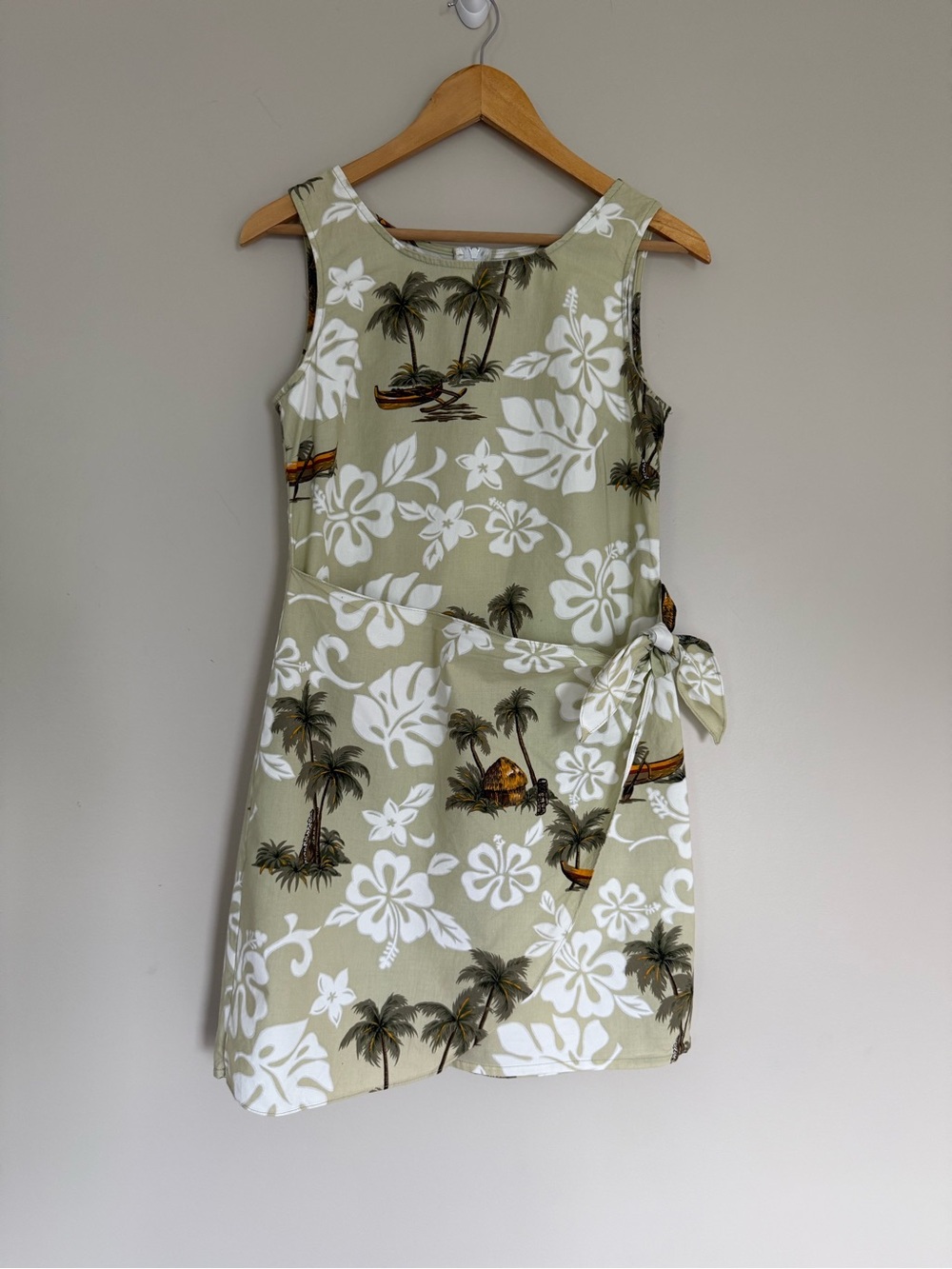 Shannon Marie Sage Green Sleeveless Hawaiian Faux Wrap Sarong Dress Sz S
Resort